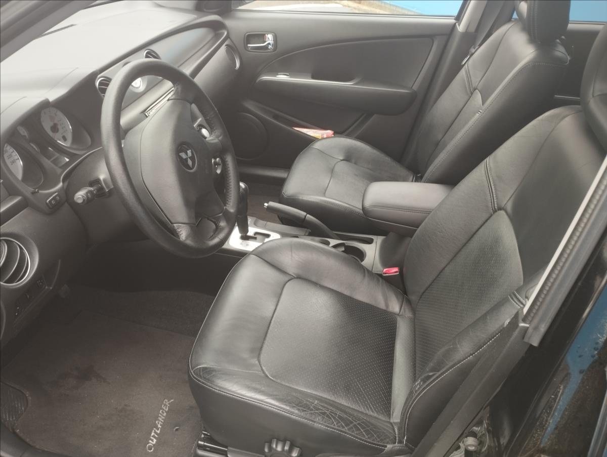 mitsubishi-outlander-2-4-i-118kw-4x4-automat - 6