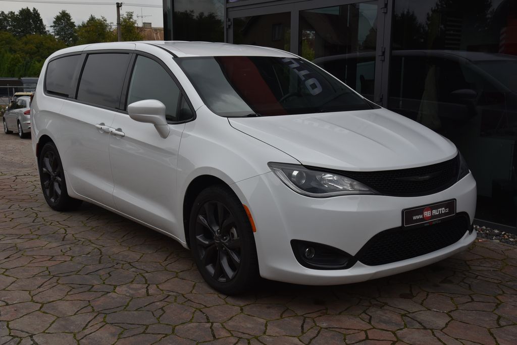Chrysler Pacifica 3.6L 300 PS 7 - míst Limited