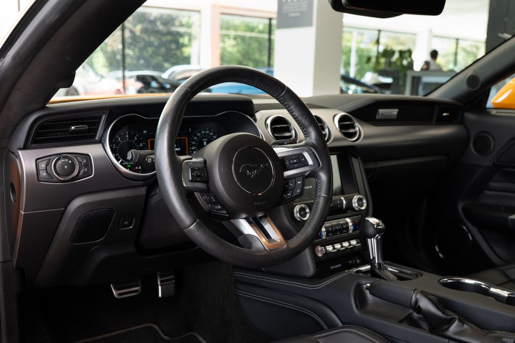ford-mustang-5-0-v8-gt-fastback-1-majitel-puvod-cr-vent-sed - 4