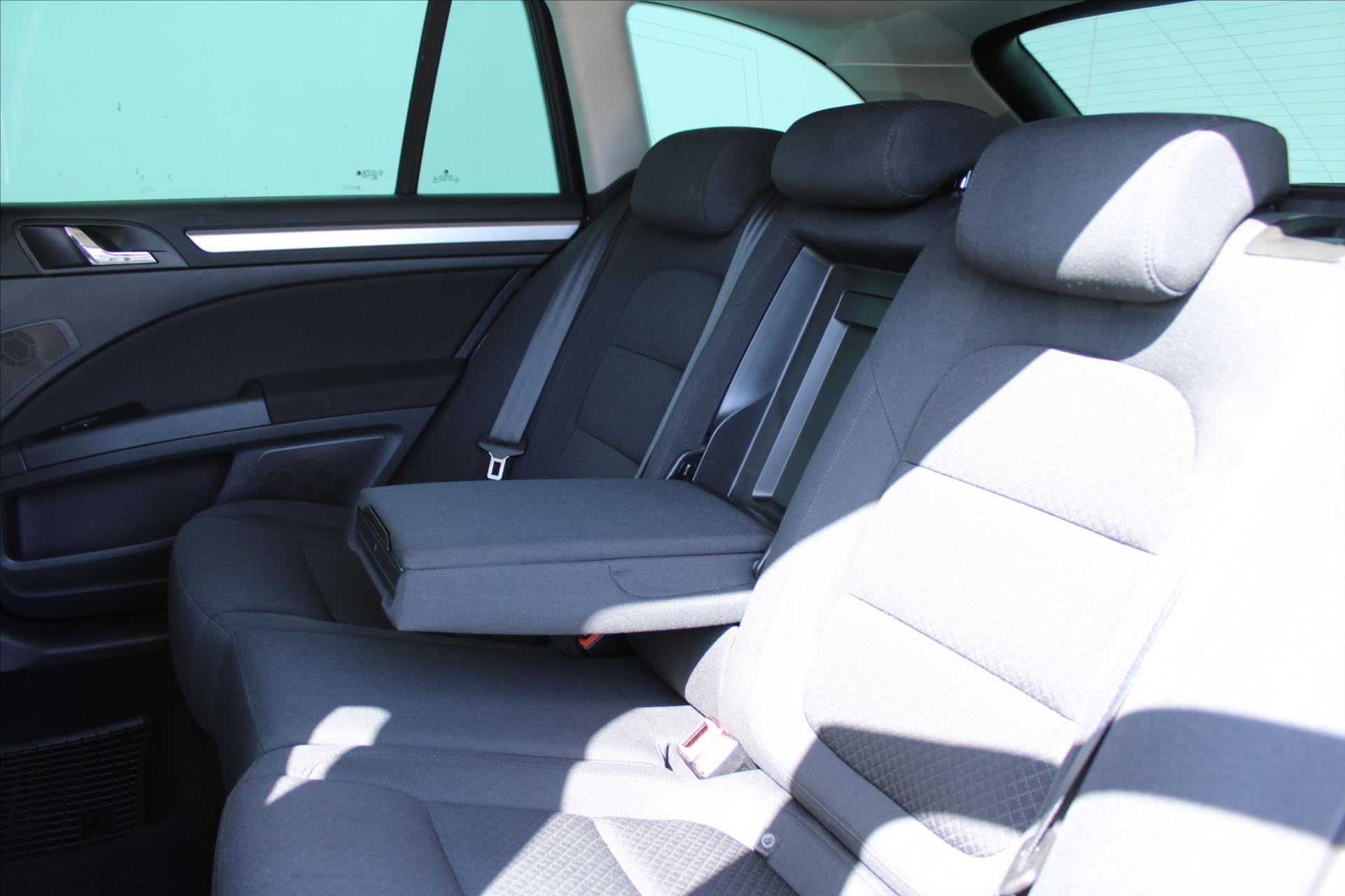 skoda-superb-2-0-tdi-103kw-elegance - 9