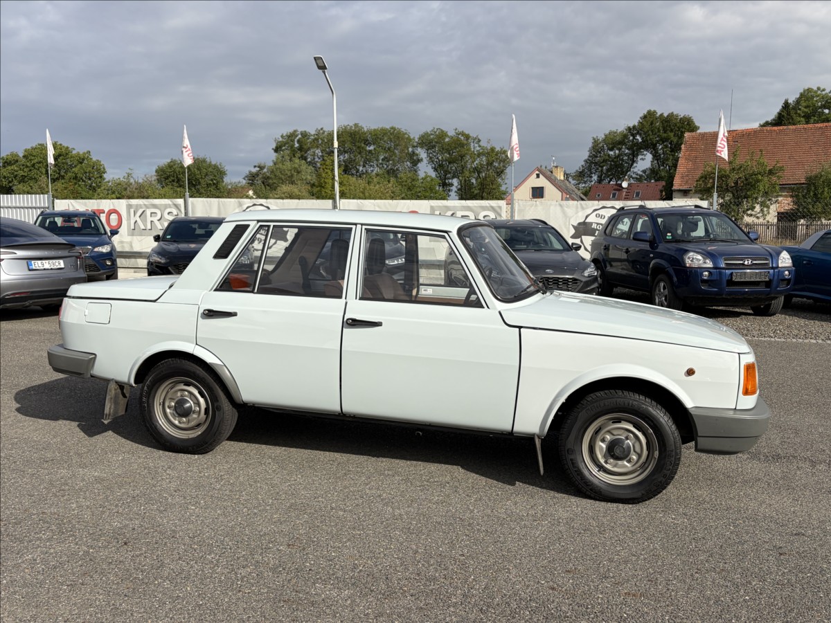 wartburg-353-1-3-mimoradne-zachovaly-retrokousek - 2