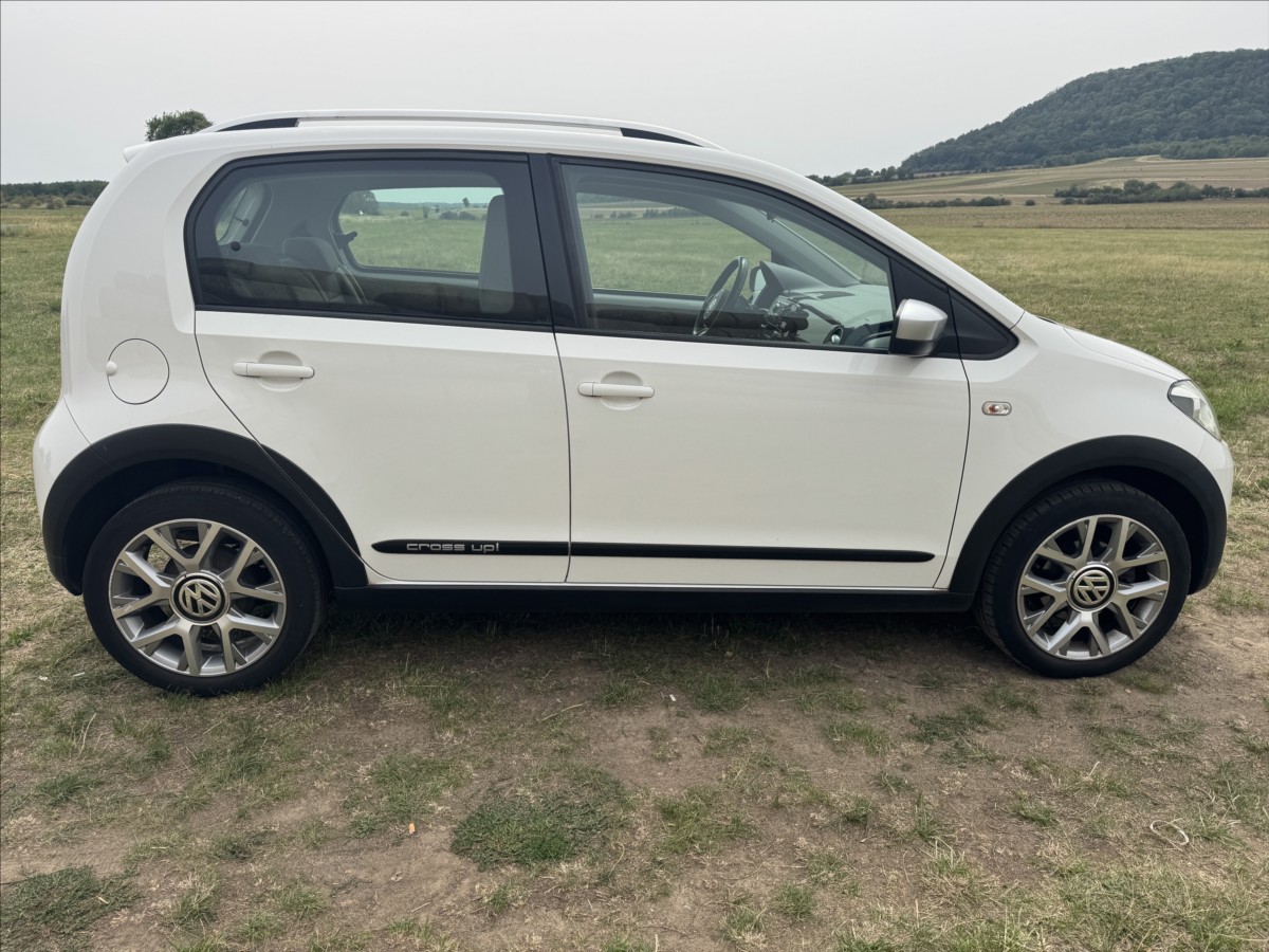 volkswagen-up-1-0-cross-max-vybava-serviska - 6