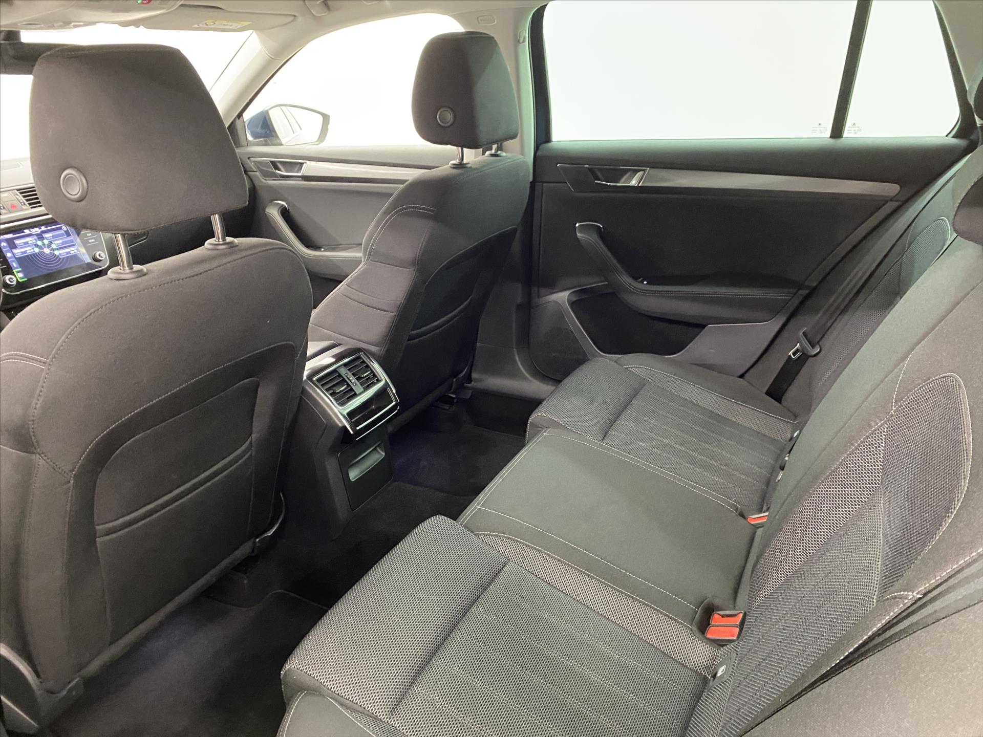 skoda-superb-2-0-tdi-147kw-dsg-style - 5