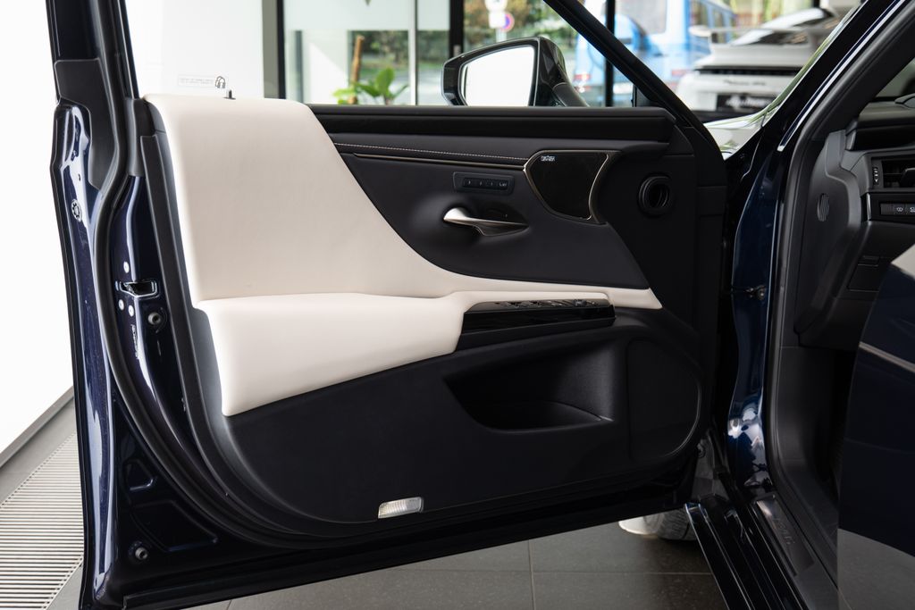 lexus-es-300-h-marklevinson-360-vyhrivana-ventilovana-sedadla - 4