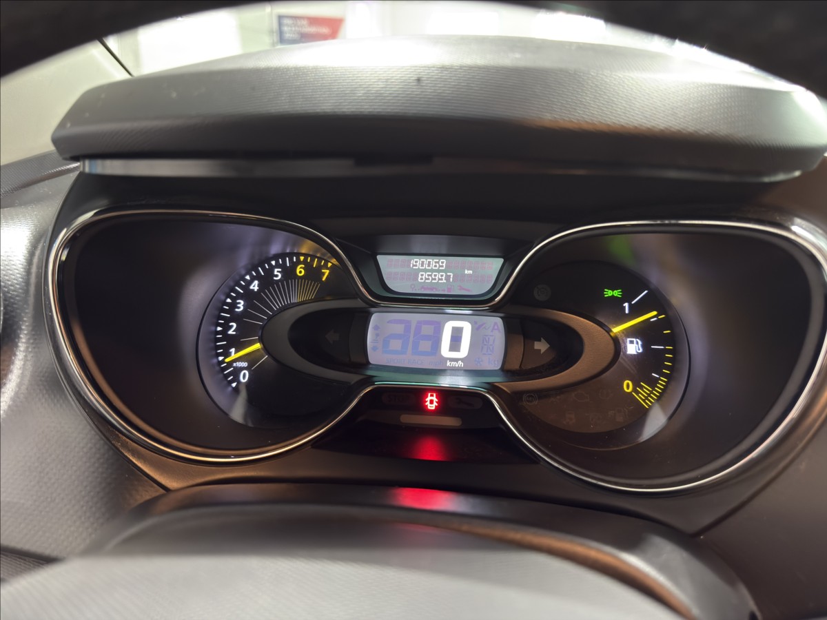 renault-captur-0-9-tce-kamera-vyhrev-alu - 8