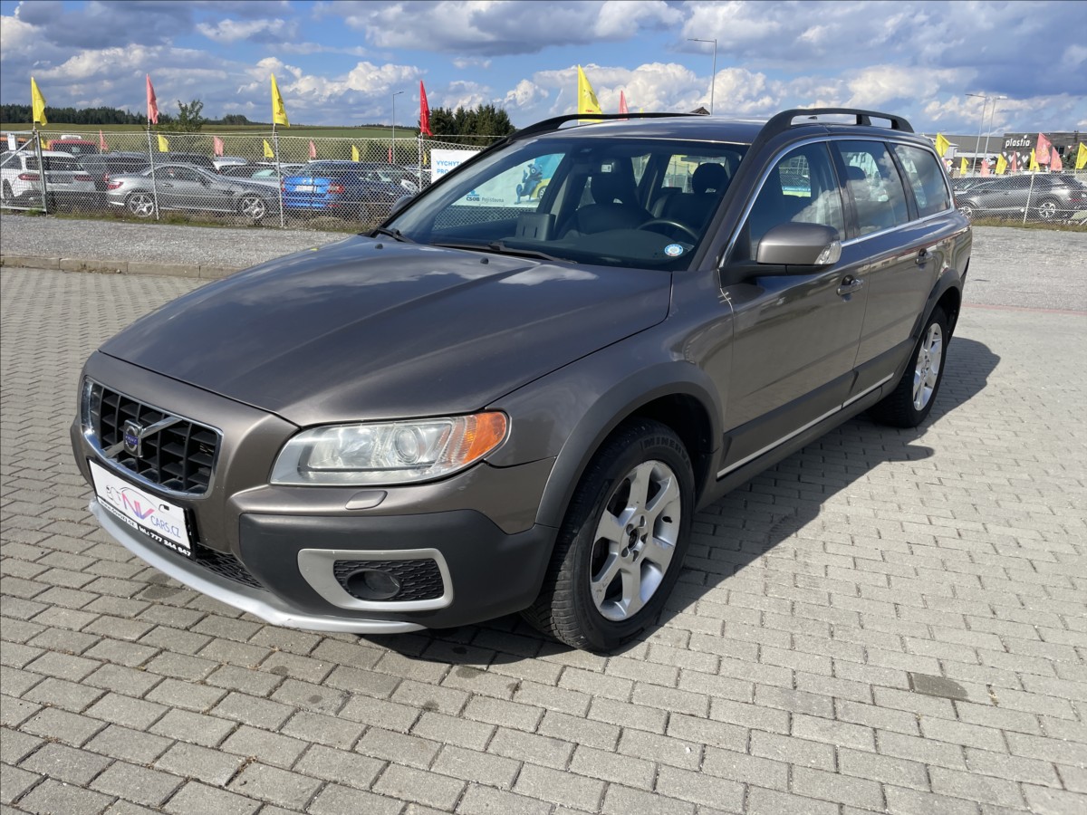 Volvo XC70 2,4 D5 151kw AWD Geartronic Momentum Tažné GPS Xenon