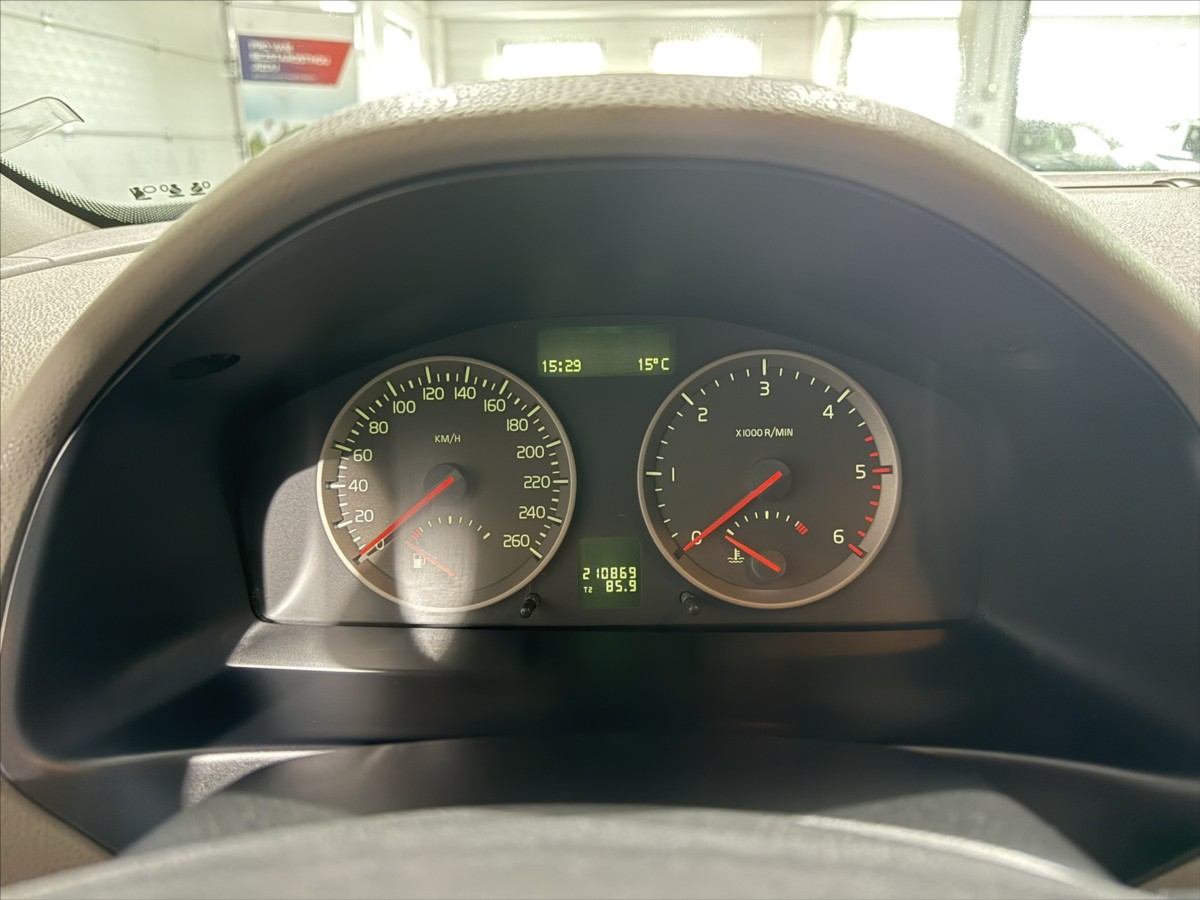volvo-v50-2-0-d-100kw-krasny-stav-tz - 9