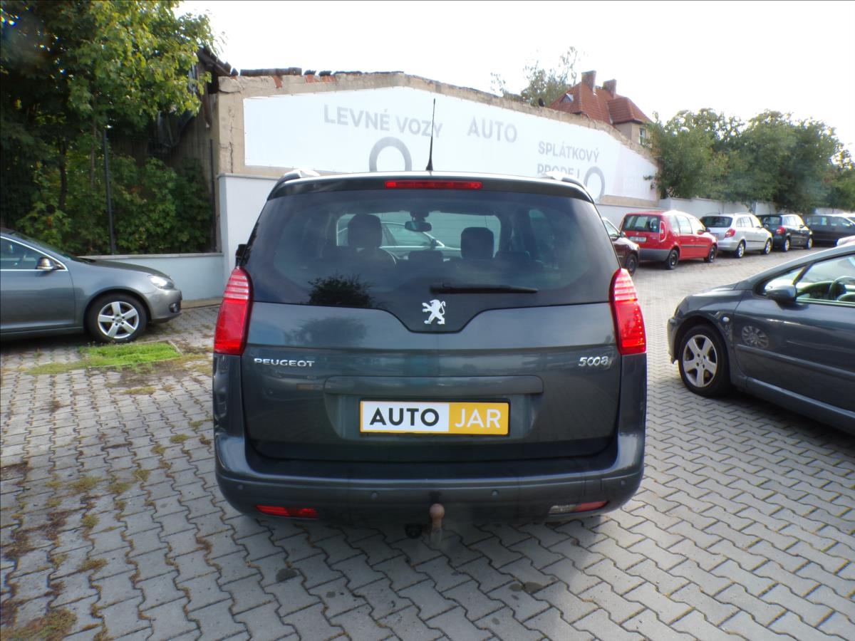 peugeot-5008-1-6-turbo-panorama-tazne-zarizeni - 5