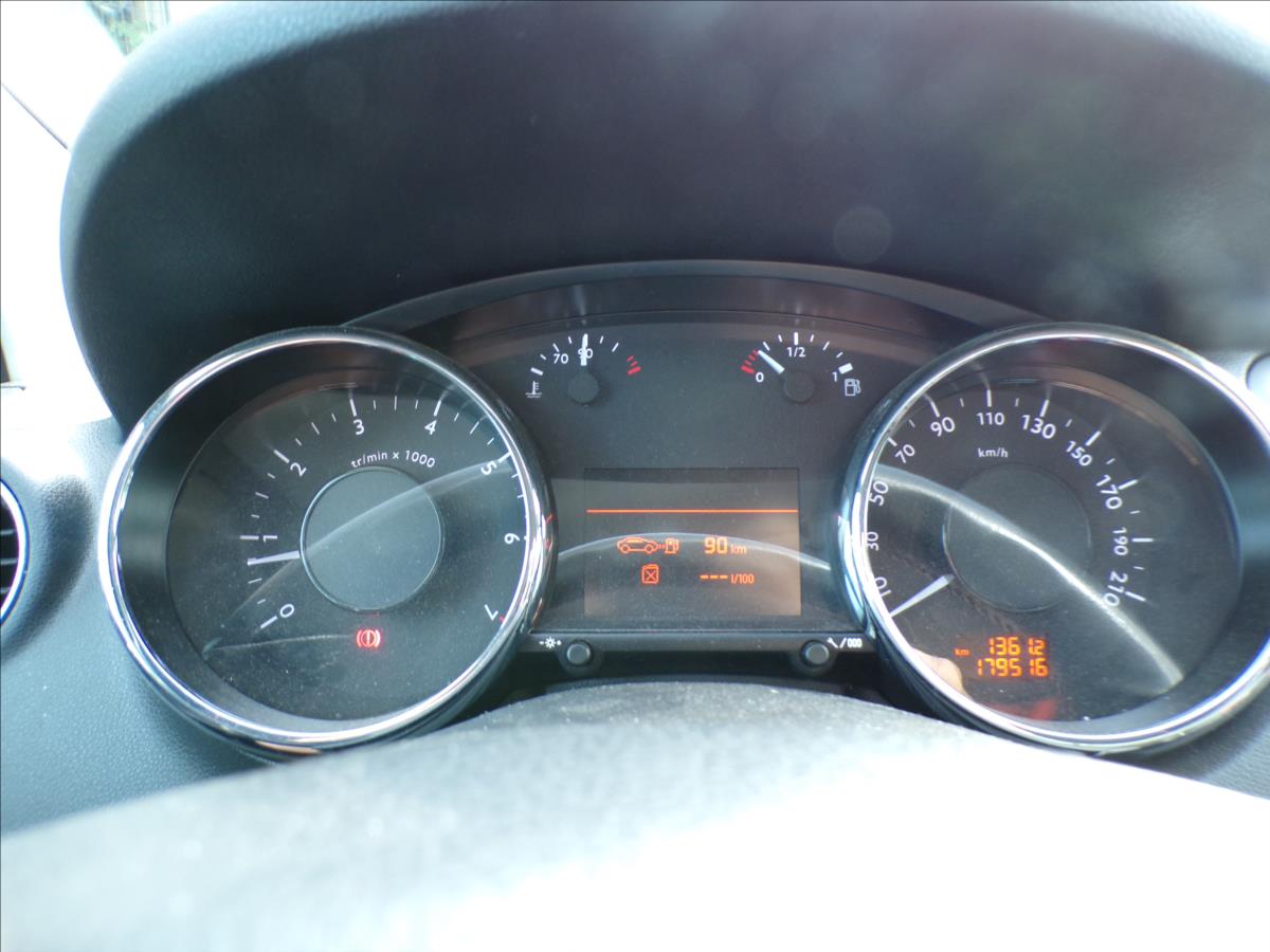 peugeot-5008-1-6-turbo-panorama-tazne-zarizeni - 7