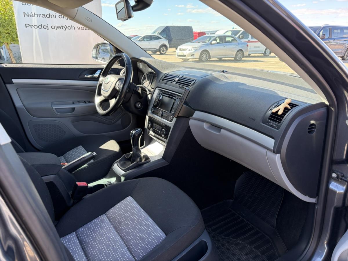 skoda-octavia-2-0-tdi-xenony - 9