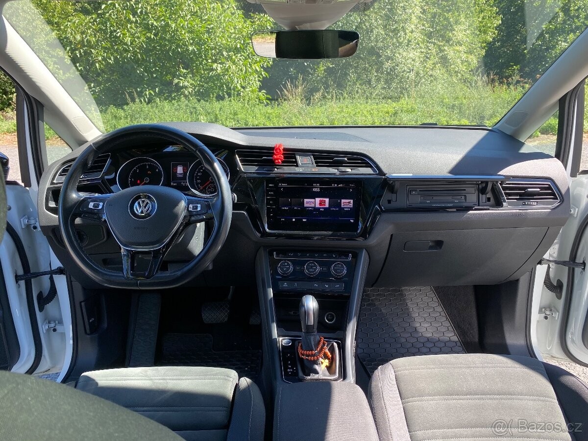 volkswagen-touran-2-0-tdi-110kw-r-line-dsg - 9