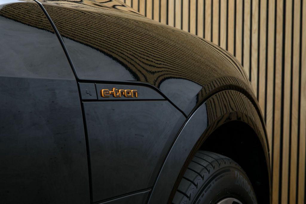 audi-e-tron-55-300kw-pano-nightv-hud-tazne - 9