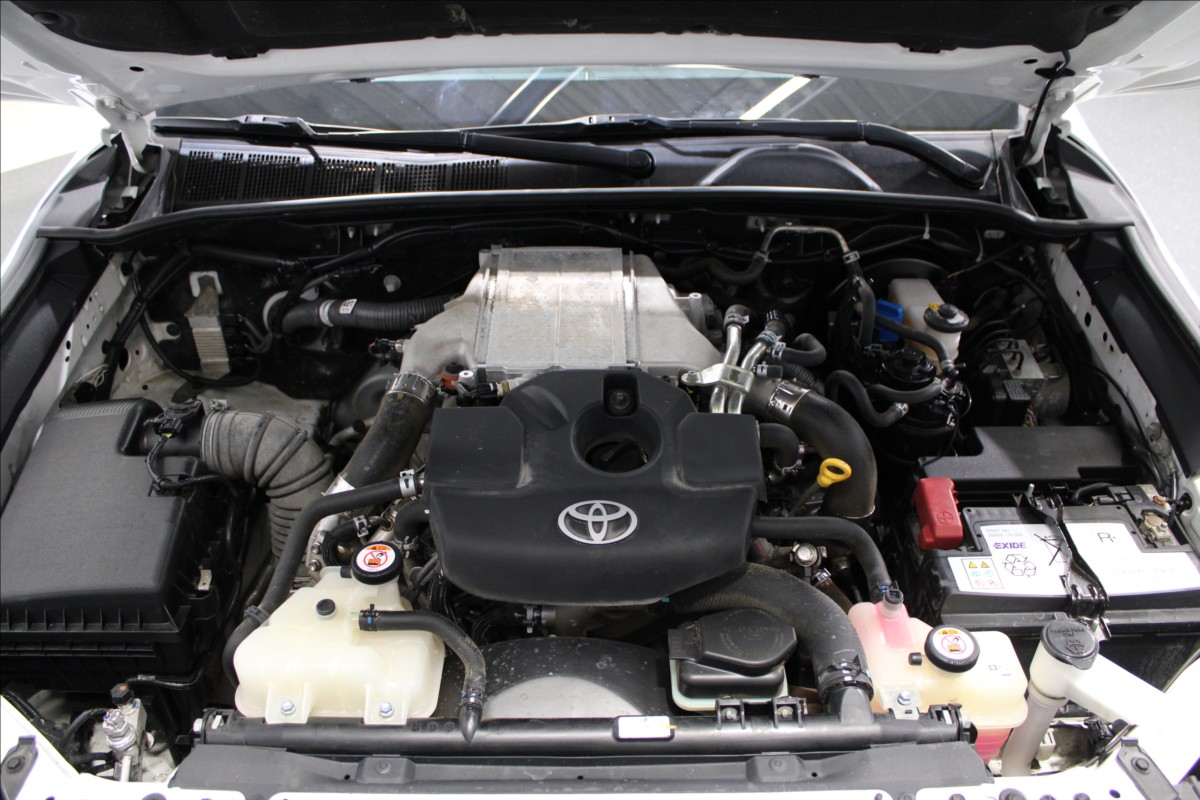 toyota-hilux-2-4-d-4d-150-dc-4x4-1-maj-cz - 6