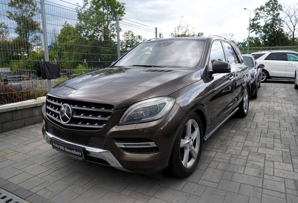 mercedes-benz-tridy-m-ml-350i-amg-4matic-motor-klepe - 1