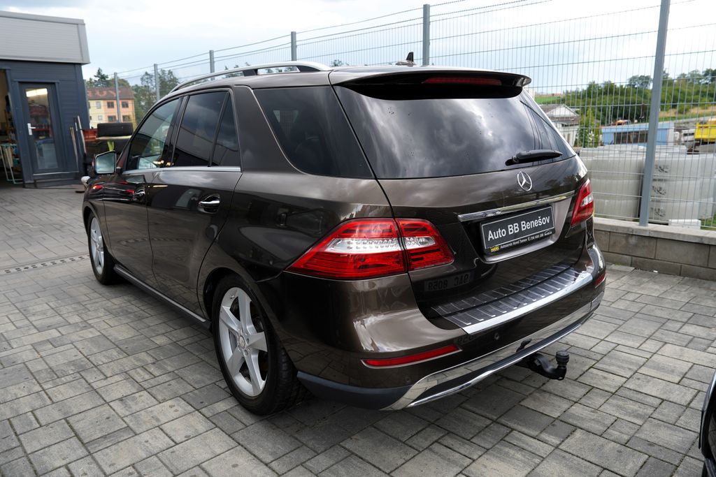 mercedes-benz-tridy-m-ml-350i-amg-4matic-motor-klepe - 2