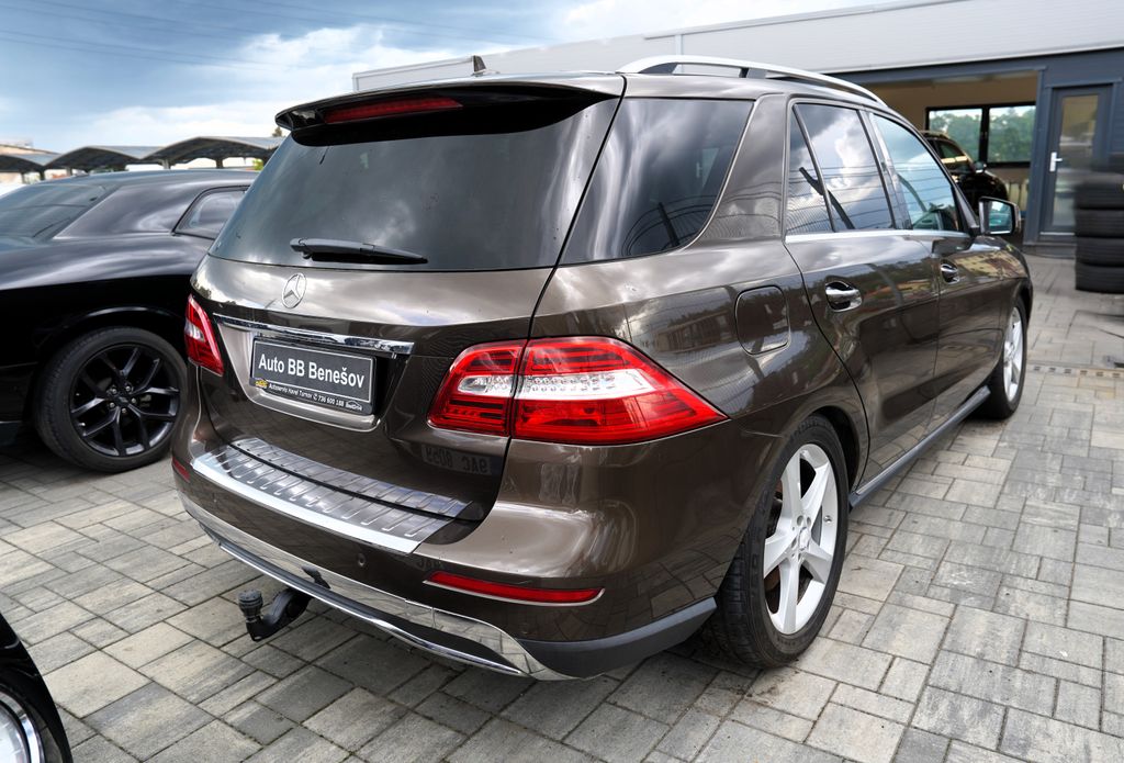 mercedes-benz-tridy-m-ml-350i-amg-4matic-motor-klepe - 3