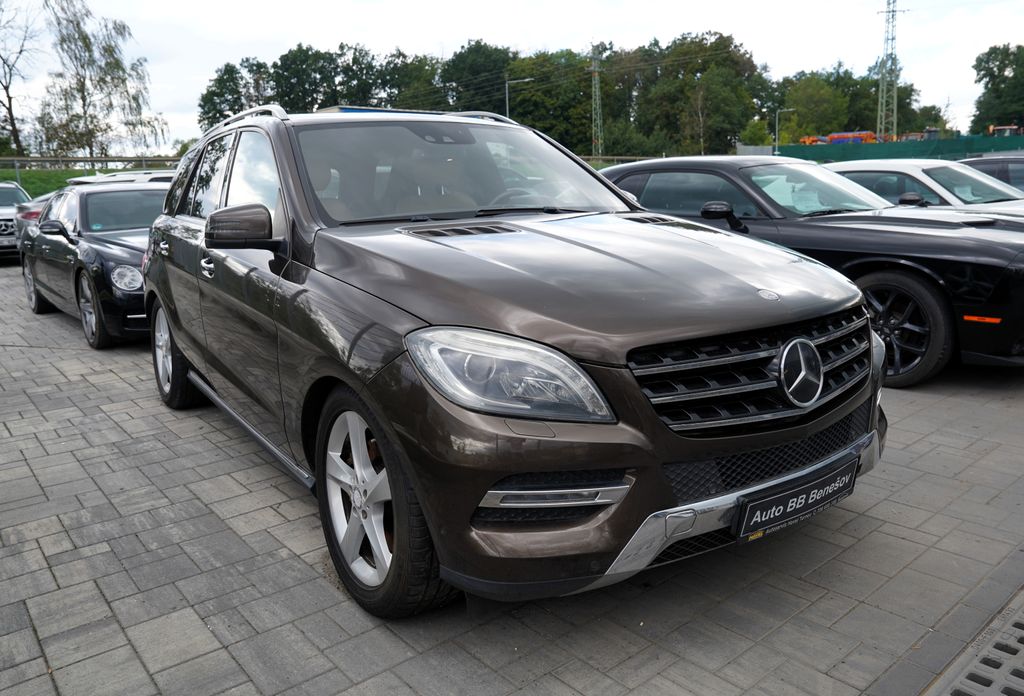 mercedes-benz-tridy-m-ml-350i-amg-4matic-motor-klepe - 4