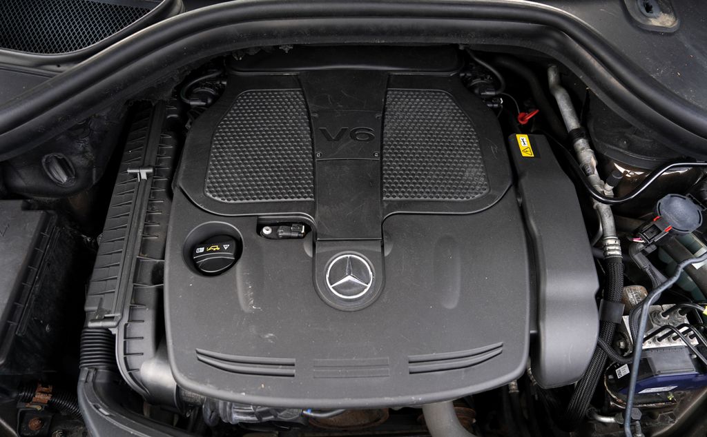 mercedes-benz-tridy-m-ml-350i-amg-4matic-motor-klepe - 5