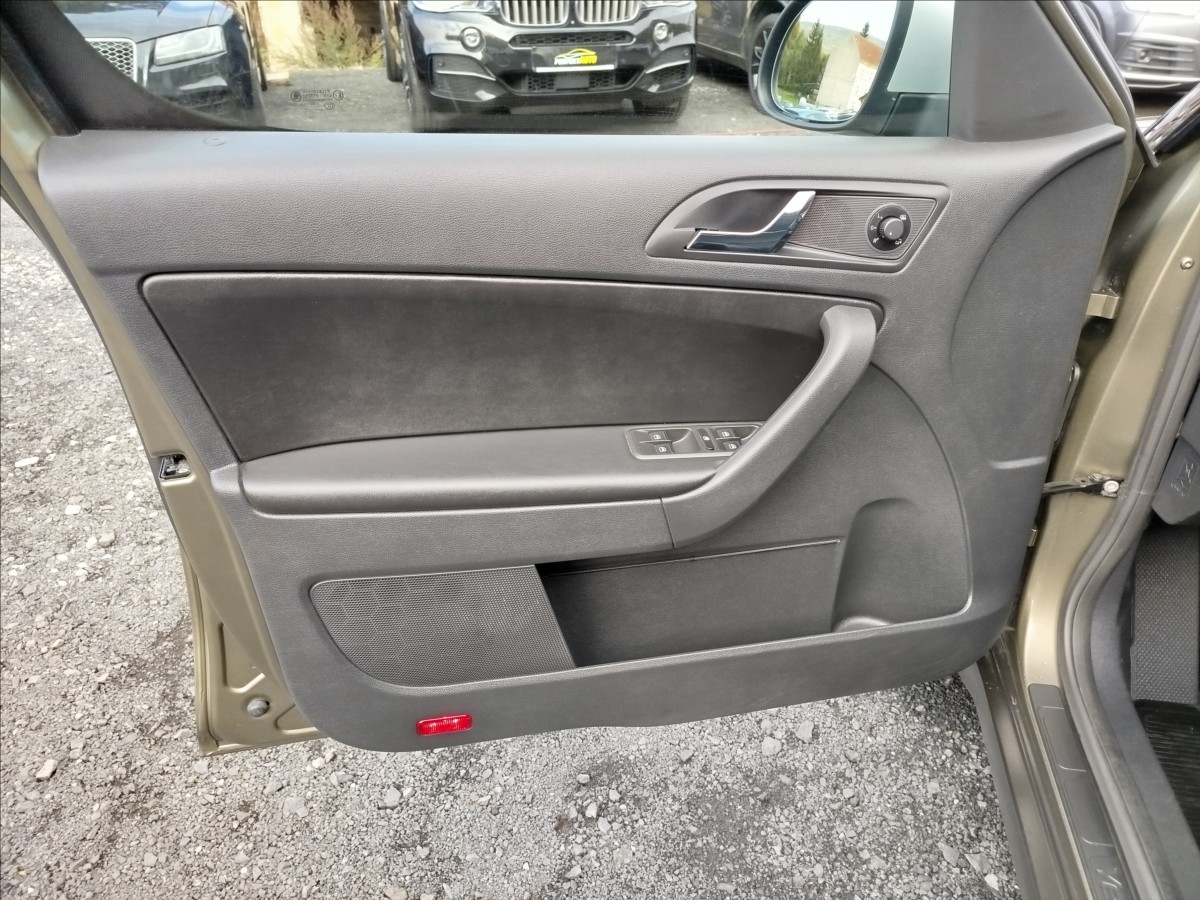 skoda-yeti-1-2-tsi-1-majitel-kuze-navi - 9