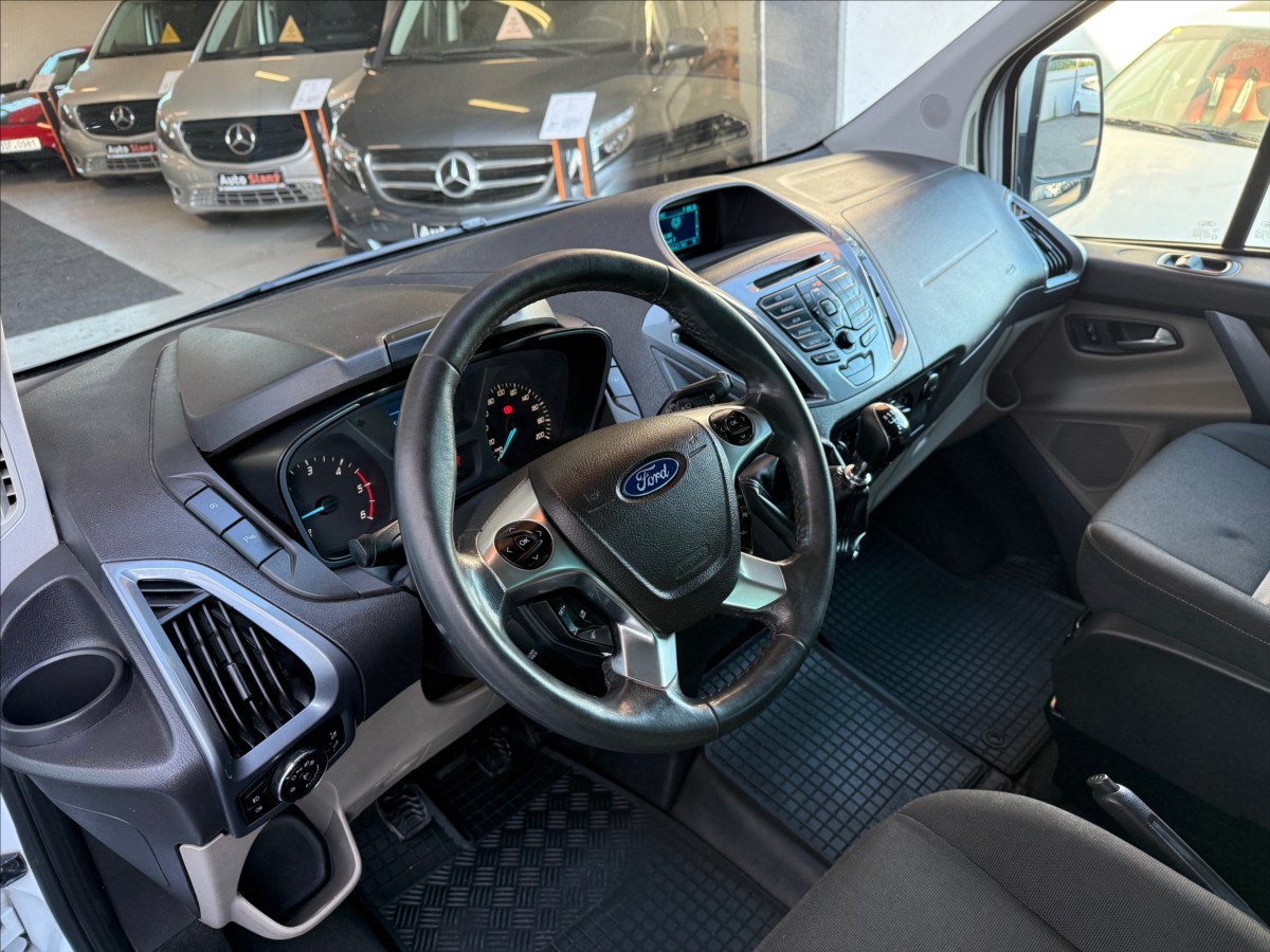 ford-tourneo-custom-2-2-titanium-l2-velky-servis - 8