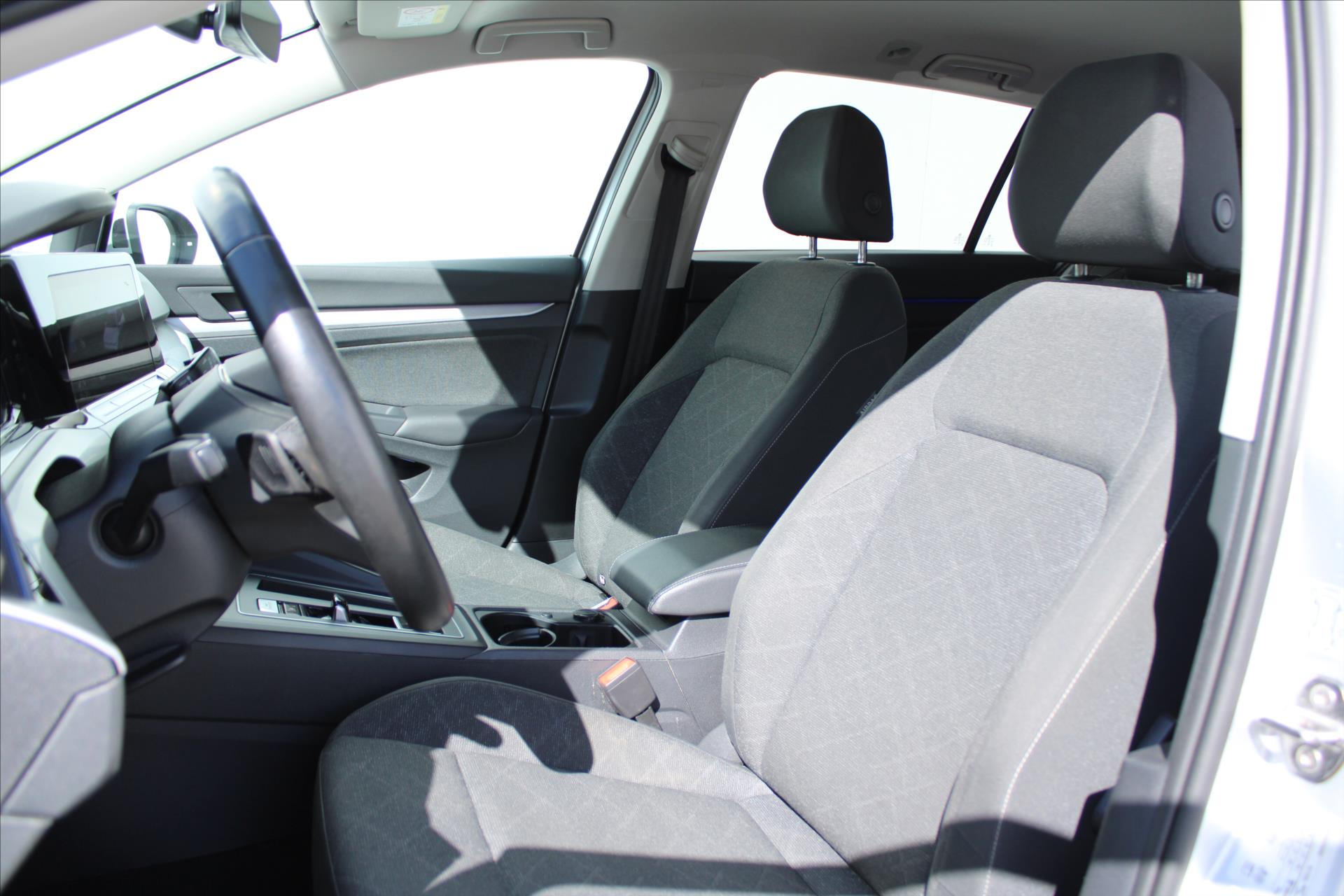volkswagen-golf-2-0-tdi-life-business-navi-acc - 9