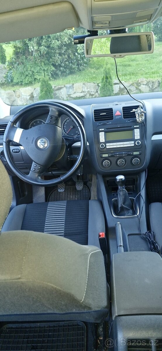 volkswagen-golf-1-6-benzin-united-vybava - 4