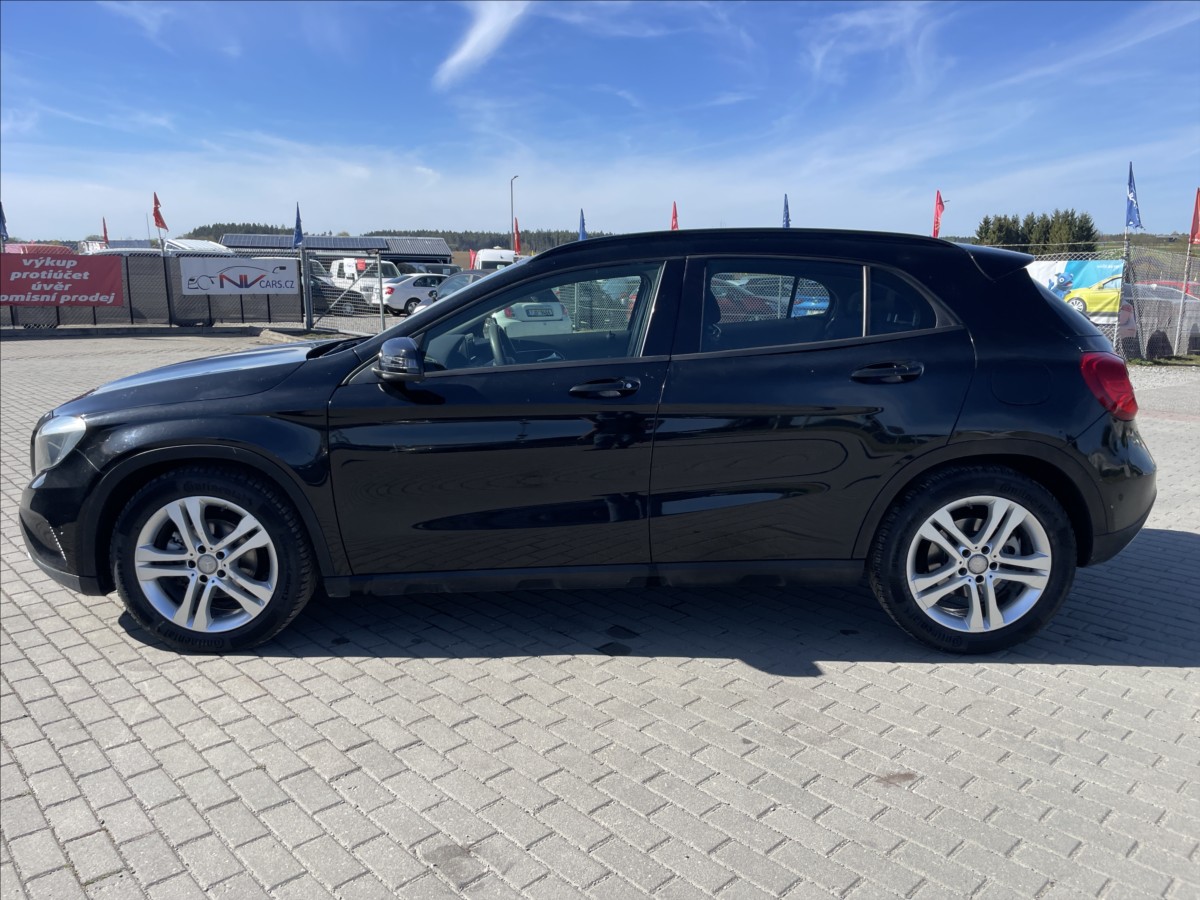 mercedes-benz-gla-2-2-cdi-100kw-panorama-bez-koroze - 1