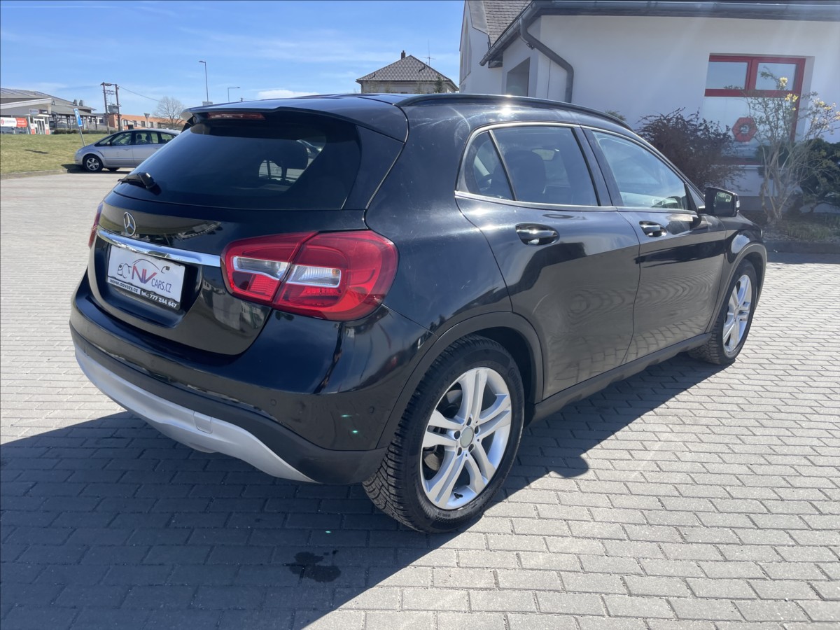 mercedes-benz-gla-2-2-cdi-100kw-panorama-bez-koroze - 3
