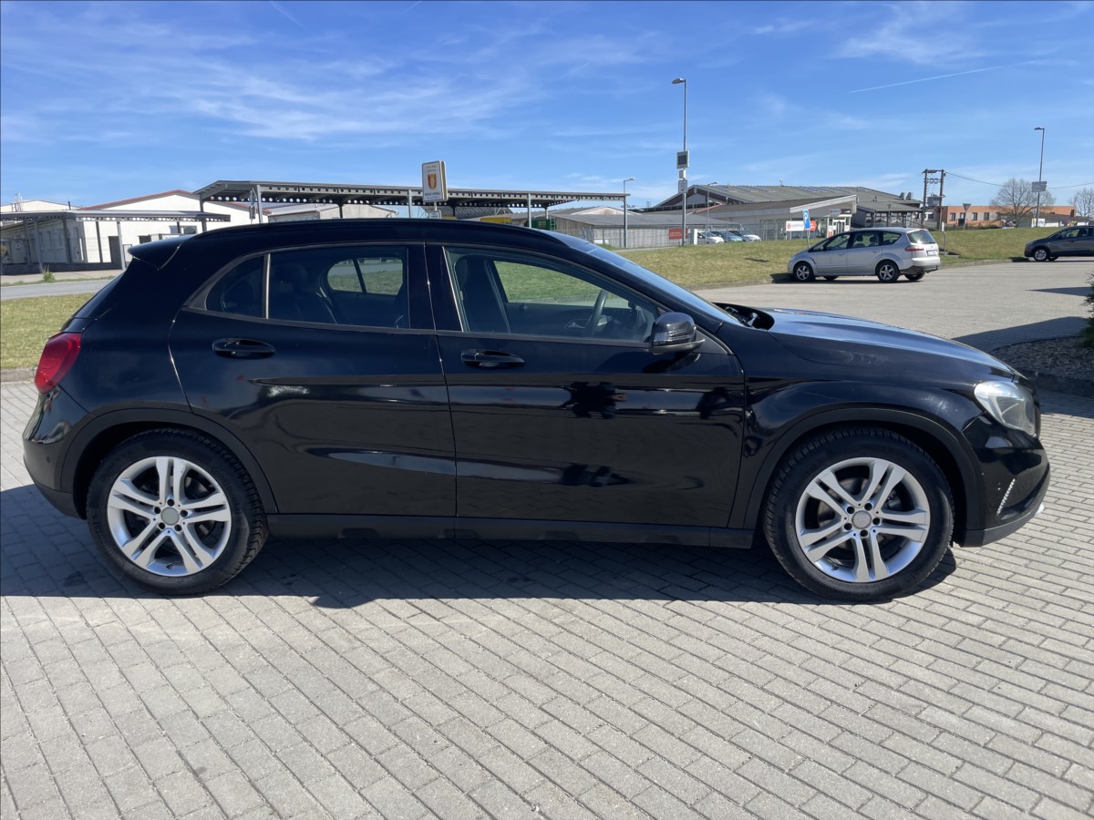 mercedes-benz-gla-2-2-cdi-100kw-panorama-bez-koroze - 4