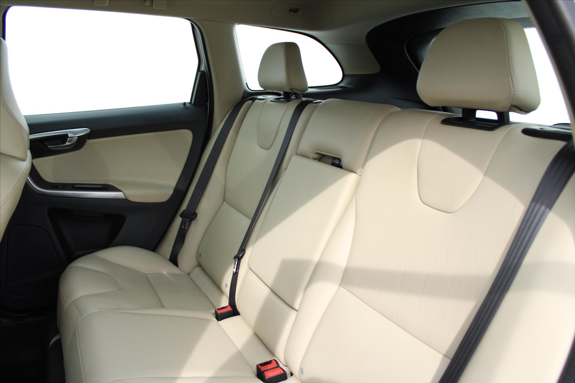 volvo-xc60-2-4-d4-140kw-summum - 9
