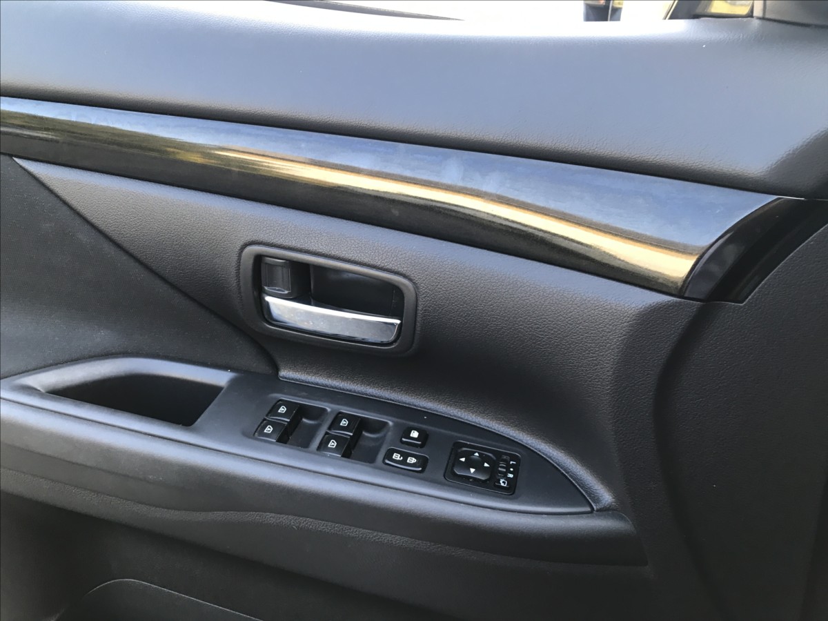 mitsubishi-outlander-2-0-i-4x2-110kw-mt - 9