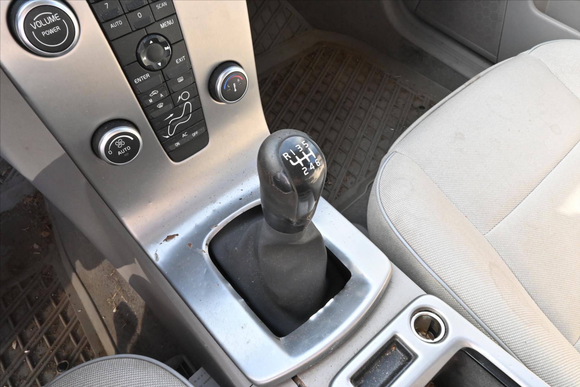 volvo-v50-2-0-100kw-pojizdne-platna-stk-na-nd - 5