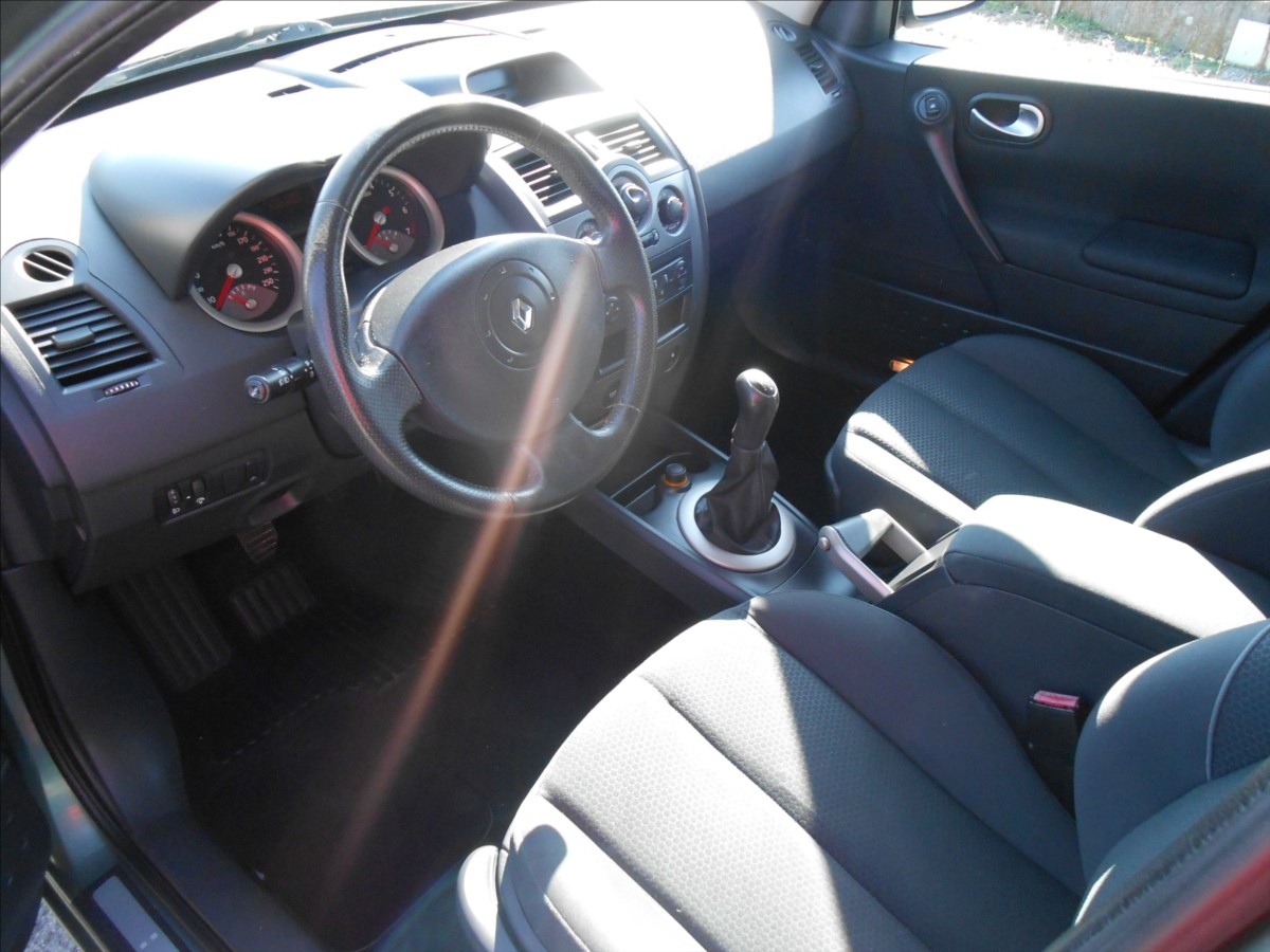 renault-megane-1-6-i-83-kw-serviska-83-513-km - 8