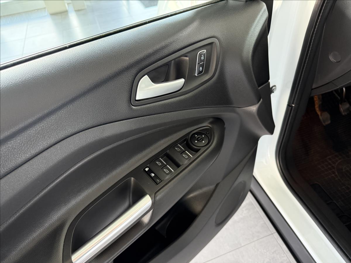 ford-kuga-2-0-1-maj-4x4-serviska-cr-tazne - 8