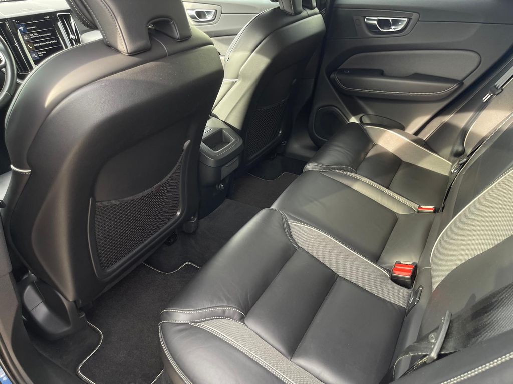 volvo-xc60-b4-awd-r-design-h-k-tz - 8