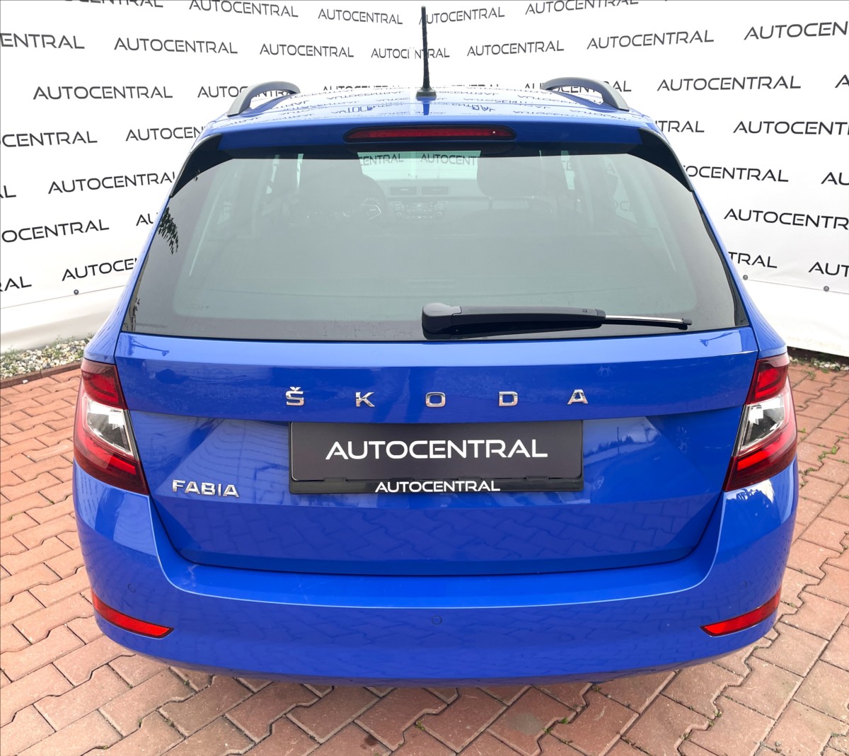 skoda-fabia-1-0-tsi-1-maj-cr-servi-historie - 4