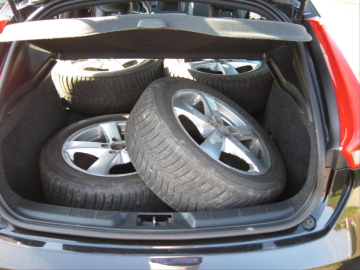 volvo-v40-1-6-r-design - 8