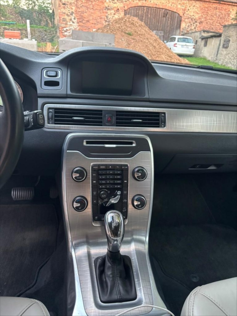 volvo-xc70-d5-awd-ve-vybave-summum - 3