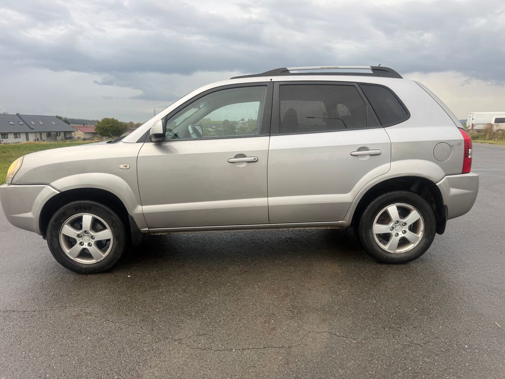 hyundai-tucson-2-0-tdi-4x4-stk-2027-klimatizace - 1