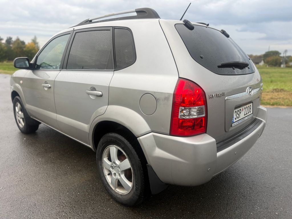 hyundai-tucson-2-0-tdi-4x4-stk-2027-klimatizace - 2