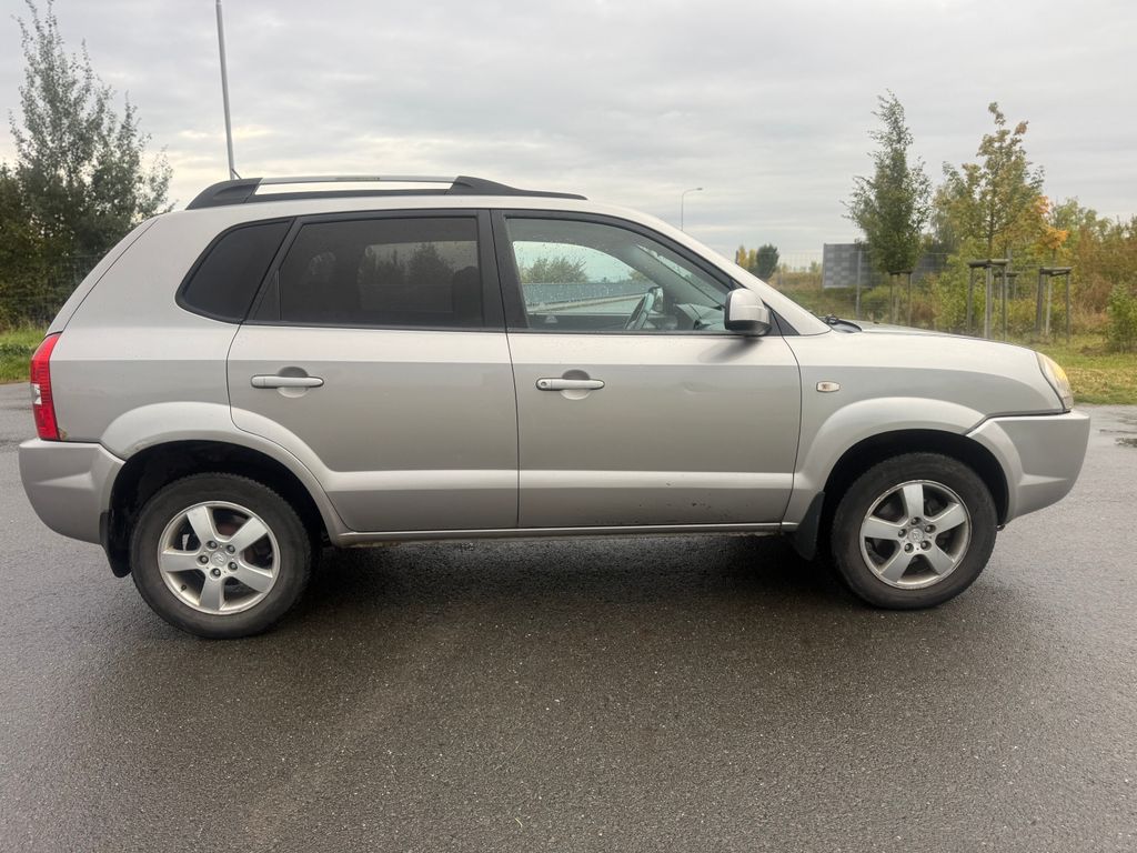 hyundai-tucson-2-0-tdi-4x4-stk-2027-klimatizace - 5