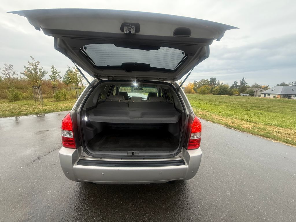 hyundai-tucson-2-0-tdi-4x4-stk-2027-klimatizace - 8