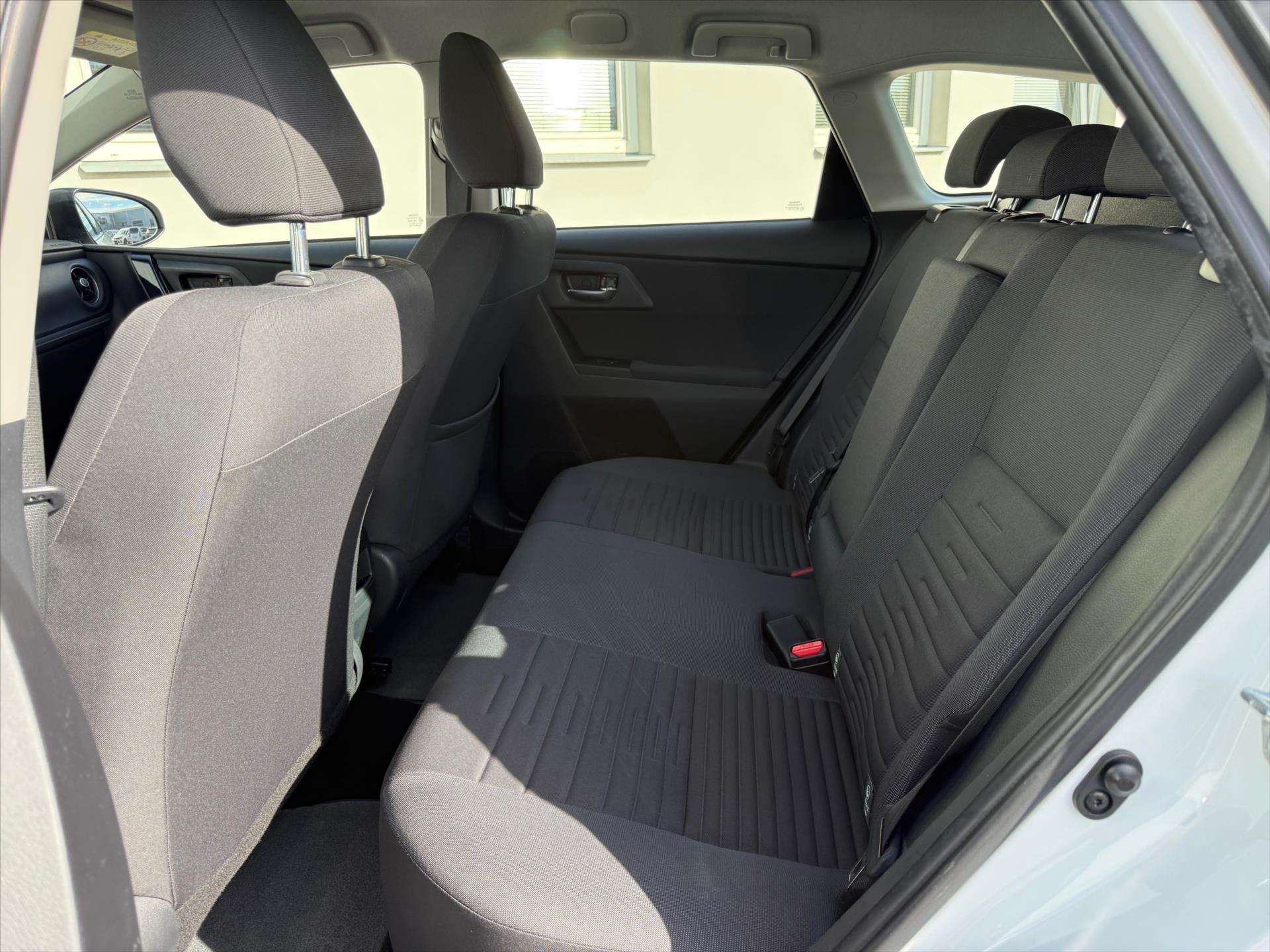 toyota-auris-1-6-active-trend - 9