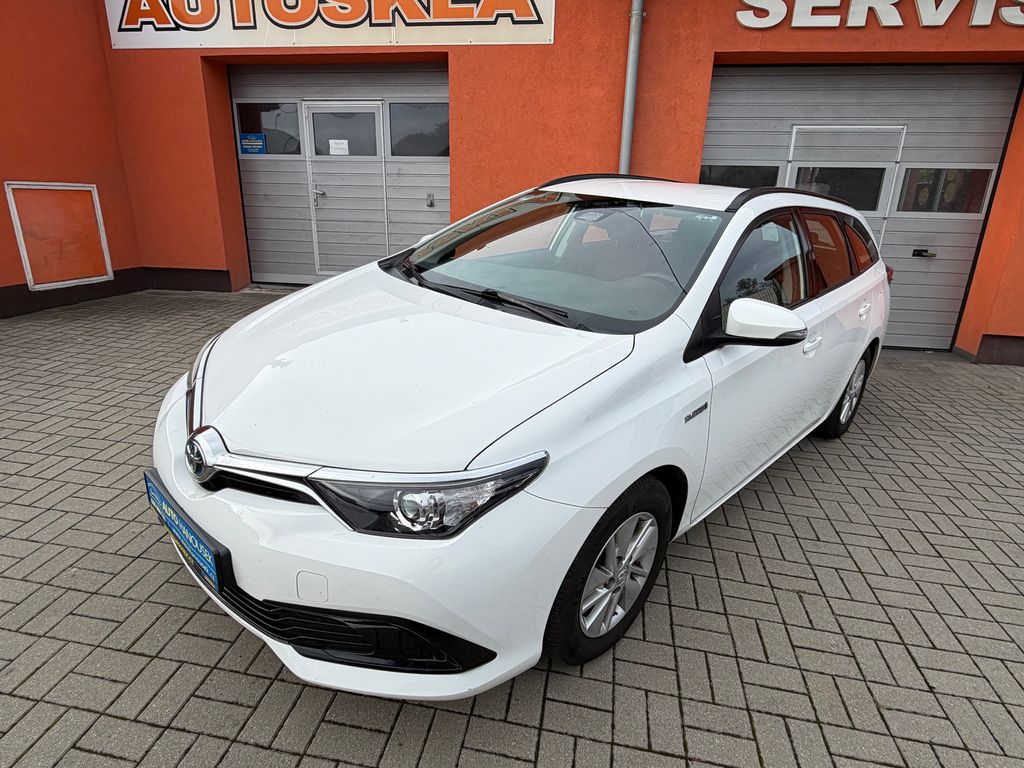 Toyota Auris 1.8 e-CVT AUTOMAT