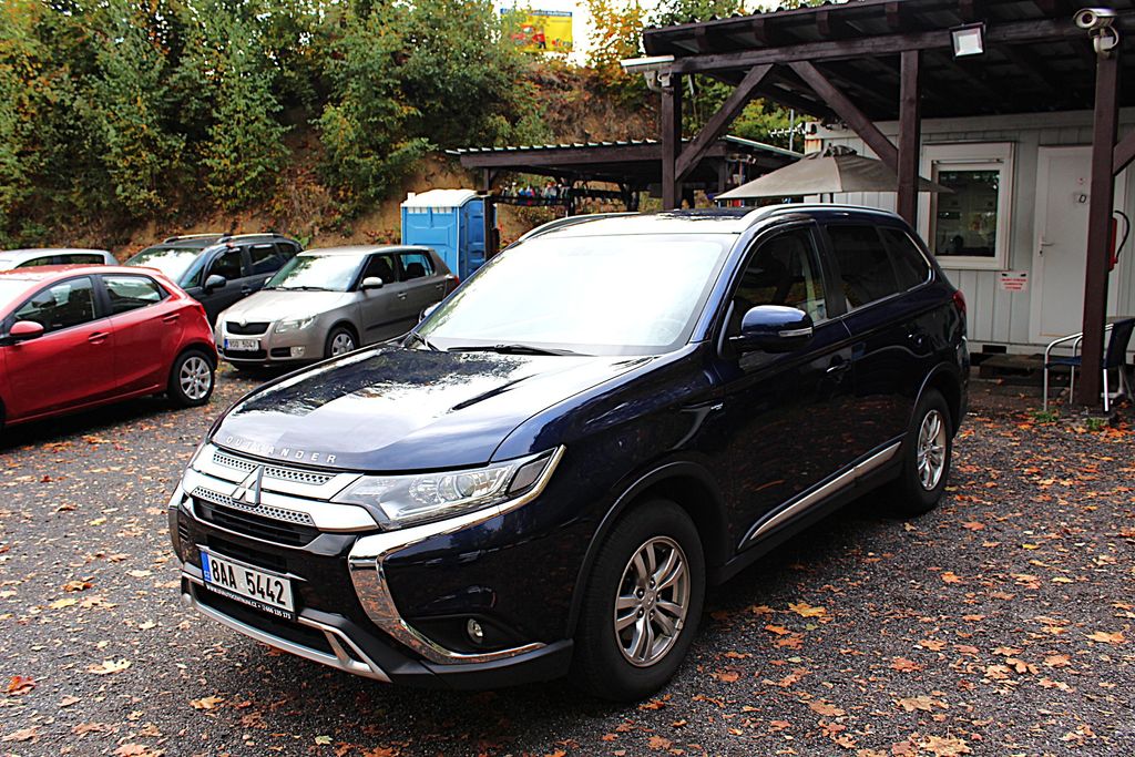 mitsubishi-outlander-2-0i-110-kw-1-majitel - 9
