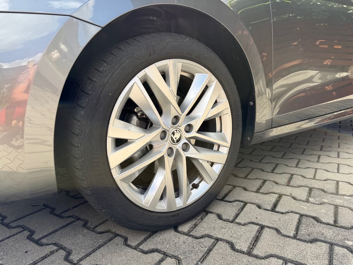 skoda-octavia-1-5-e-tsi-mhew-110kw-top-selection - 3