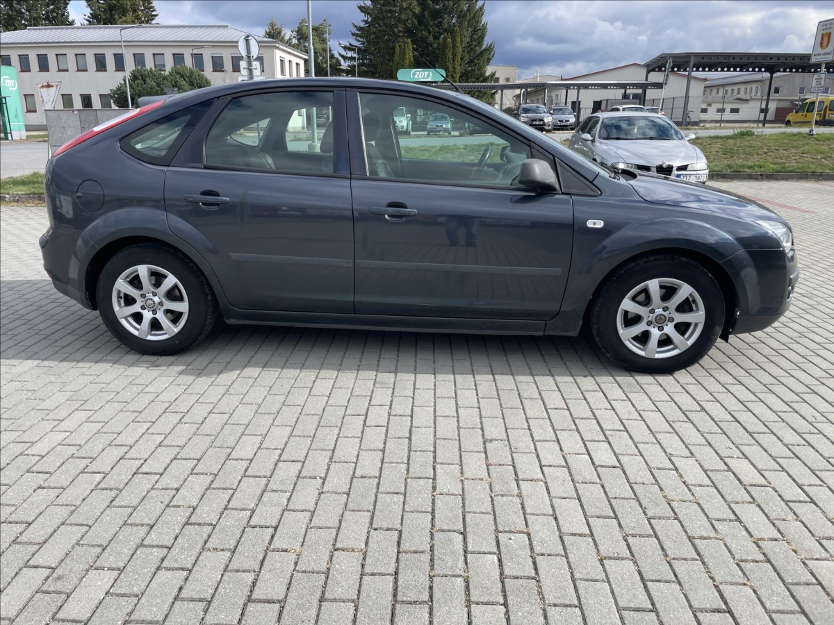 ford-focus-1-6-i-16v-74kw-klima-tazne-2sady-kol - 4