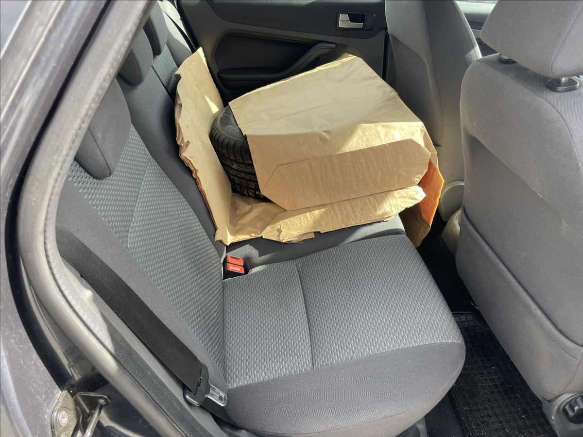 ford-focus-1-6-i-16v-74kw-klima-tazne-2sady-kol - 9
