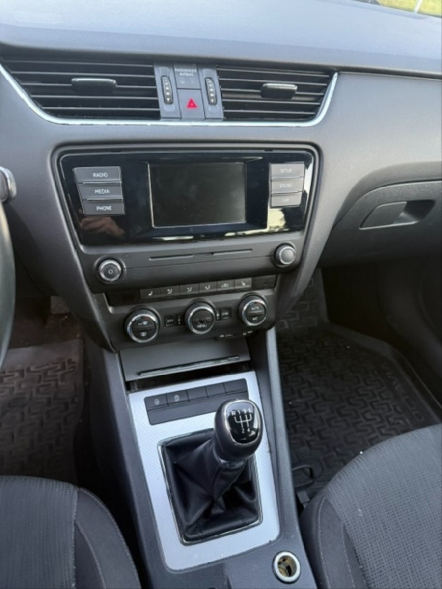 skoda-octavia-1-6-tdi-81kw-style - 4