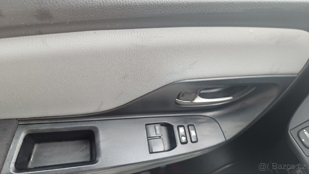 toyota-yaris-1-3 - 5